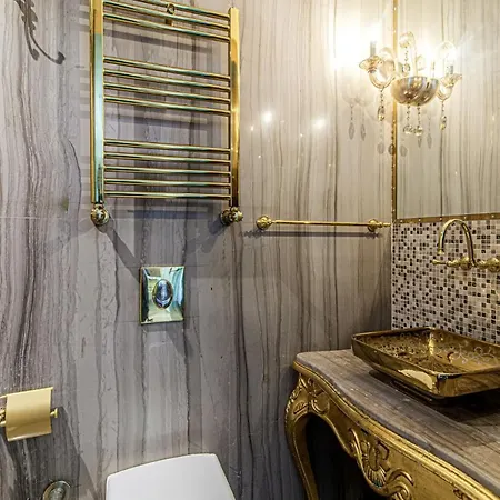 Gorgeous In Historic Mansion In Beylerbeyi Istanboel