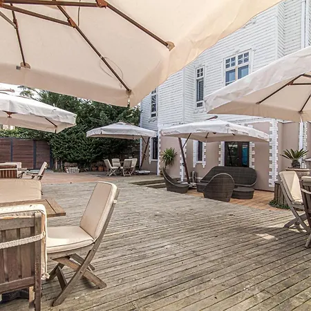 Gorgeous In Historic Mansion In Beylerbeyi Istanboel